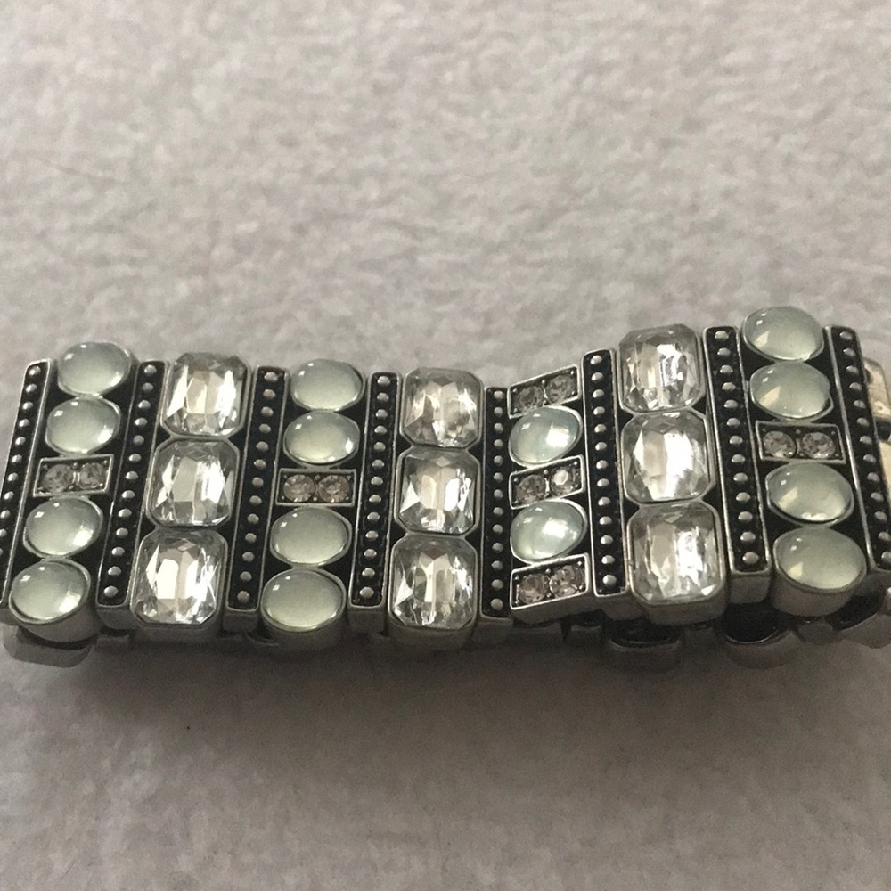 A Beautiful bracelet fit any size stretchable
